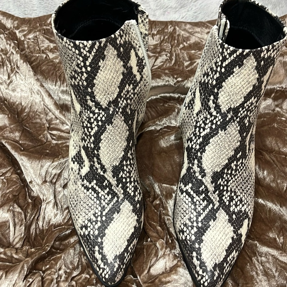 Madden Girl Dadnii Nat Multi black and beige snake print